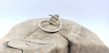 Load image into Gallery viewer, Peridot Helix Ring