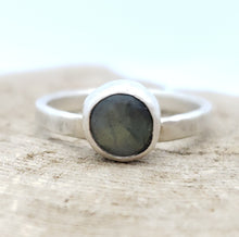 Load image into Gallery viewer, Labradorite Round Ring