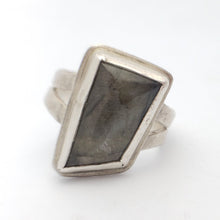 Load image into Gallery viewer, Labradorite Trapezium Ring
