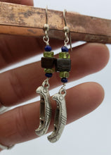 Load image into Gallery viewer, Peredot Canoe Earrings
